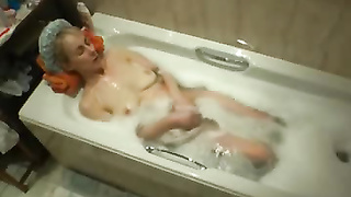 Зрелая мамаша принимает ванну и мастурбирует
